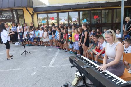 PRVI ŠOLSKI DAN CERKNICA 10 FOTO LJUBO VUKELIČ